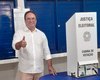 Candidato à reeleição, Luciano Barbosa recebe aplausos de eleitores ao chegar para votar na Uneal