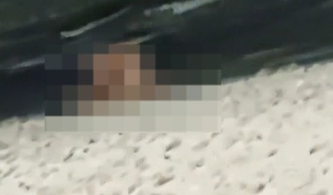 Polícia tenta identificar casal flagrado fazendo sexo na orla de Ponta Verde