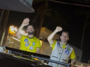 Leonardo Dias e Fábio Costa percorrem Palmeira dos Índios em grande carreata da Direita