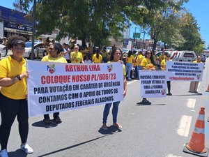 Famílias de crianças com síndrome do zika vírus protestam na Av. Fernandes Lima