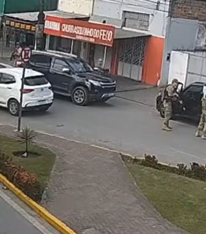 [Vídeo] Quatro pessoas são presas na saída de agência bancária em São Miguel dos Campos