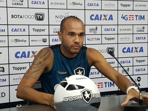 Após superar câncer, Roger faz proposta para renovar com Botafogo 