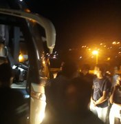 [Vídeo] Bando armado assalta ônibus com estudantes na BR 101