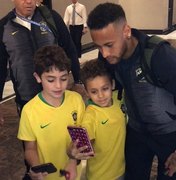 Com Neymar de visual novo, Seleção é recebida com festa em Samara