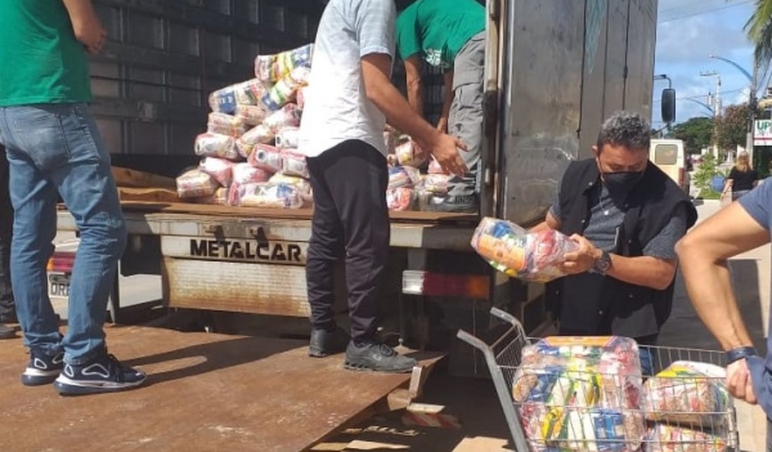 Quatro toneladas de alimentos são entregues aos ambulantes de Marechal Deodoro