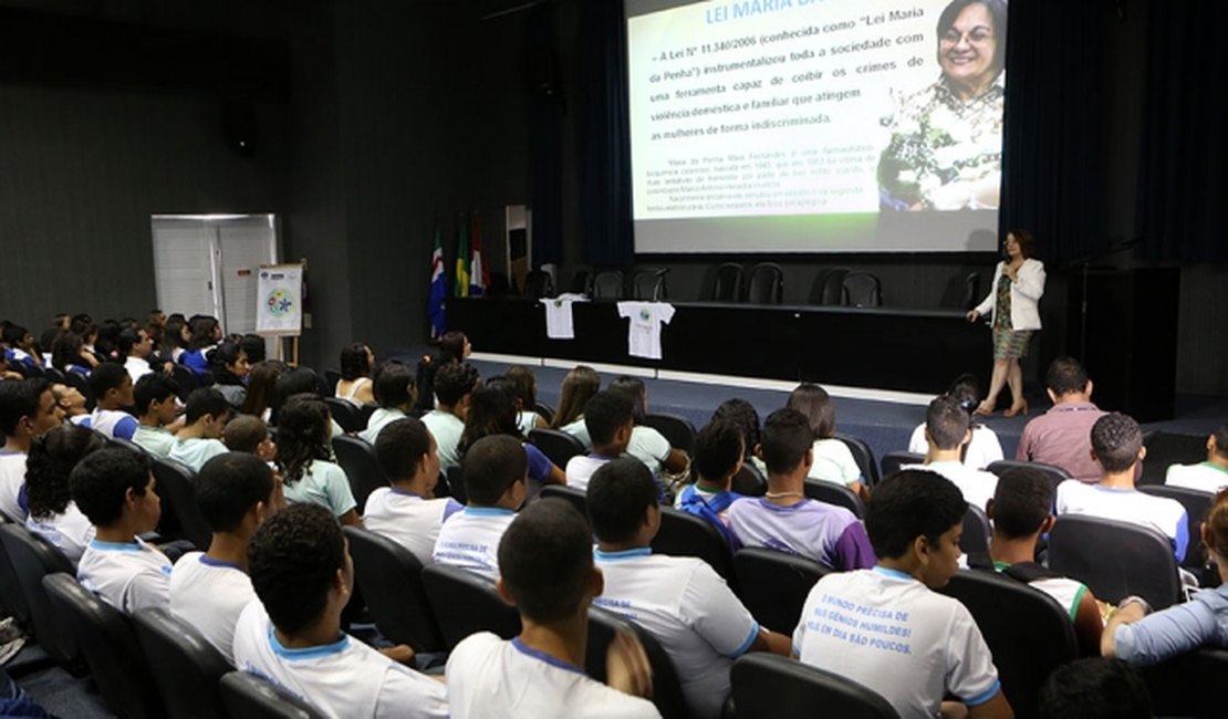 Palestra sobre violência doméstica leva informações para 300 estudantes da rede pública