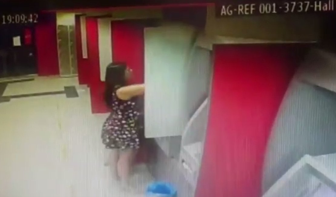 PC divulga vídeo de jovem furtando depósitos em agência bancária no Farol 