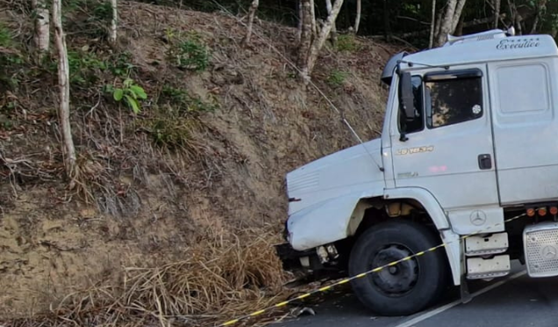 Motociclista morre após tentar fazer ultrapassagem e bater em caminhão, em Alagoas