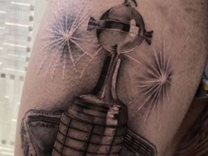 Para sempre! Gabigol faz tatuagem da taça da Libertadores