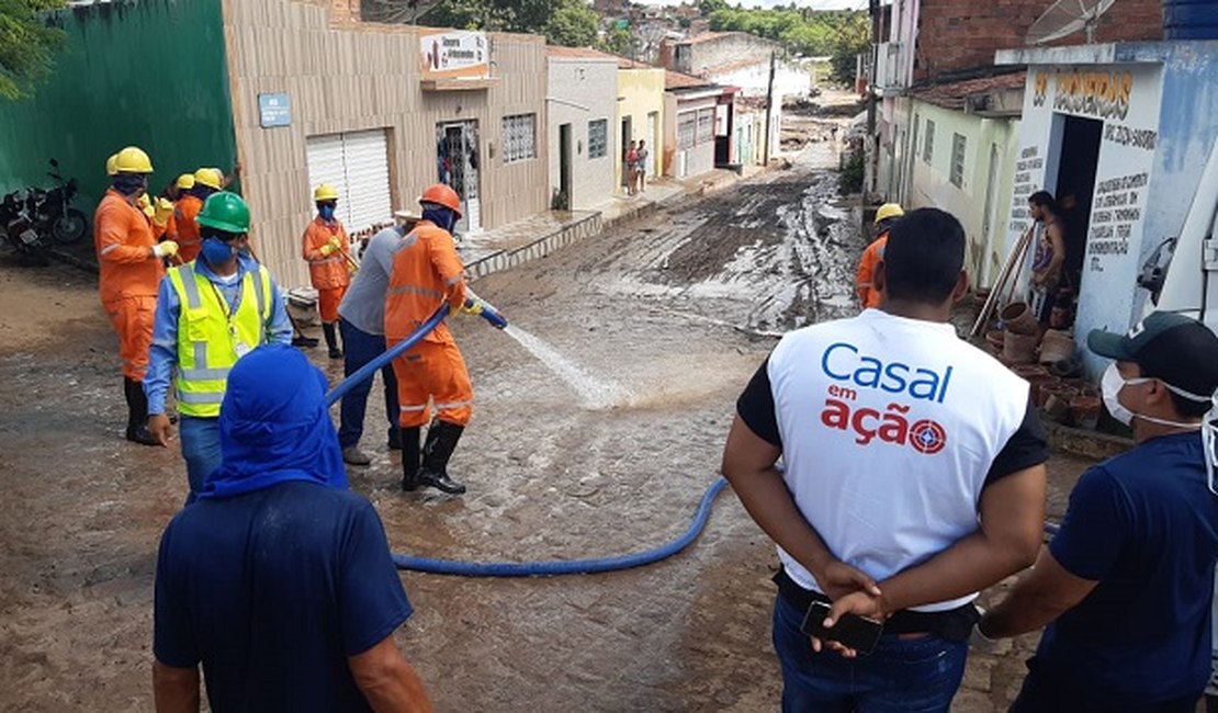 Casal participa de limpeza das ruas atingidas por enchente em Santana do Ipanema