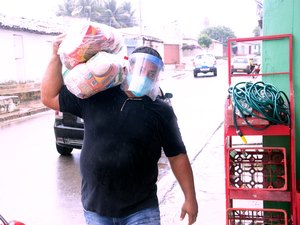 Prefeitura de Lagoa da Canoa distribui cestas básicas para população
