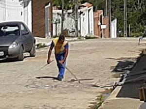 Moradores de Atalaia precisam utilizar baldes para ter água em casa