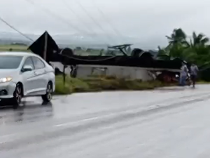Caminhão baú tomba e derruba poste após derrapar na pista em Coité do Nóia