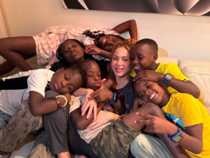 Shakira homenageia crianças do Ghetto Kids: 'Amo vocês como se fossem meus filhos'