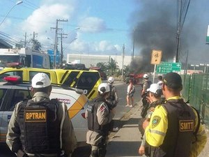 Carro pega fogo e fica parcialmente destruído em frente a shopping de Maceió