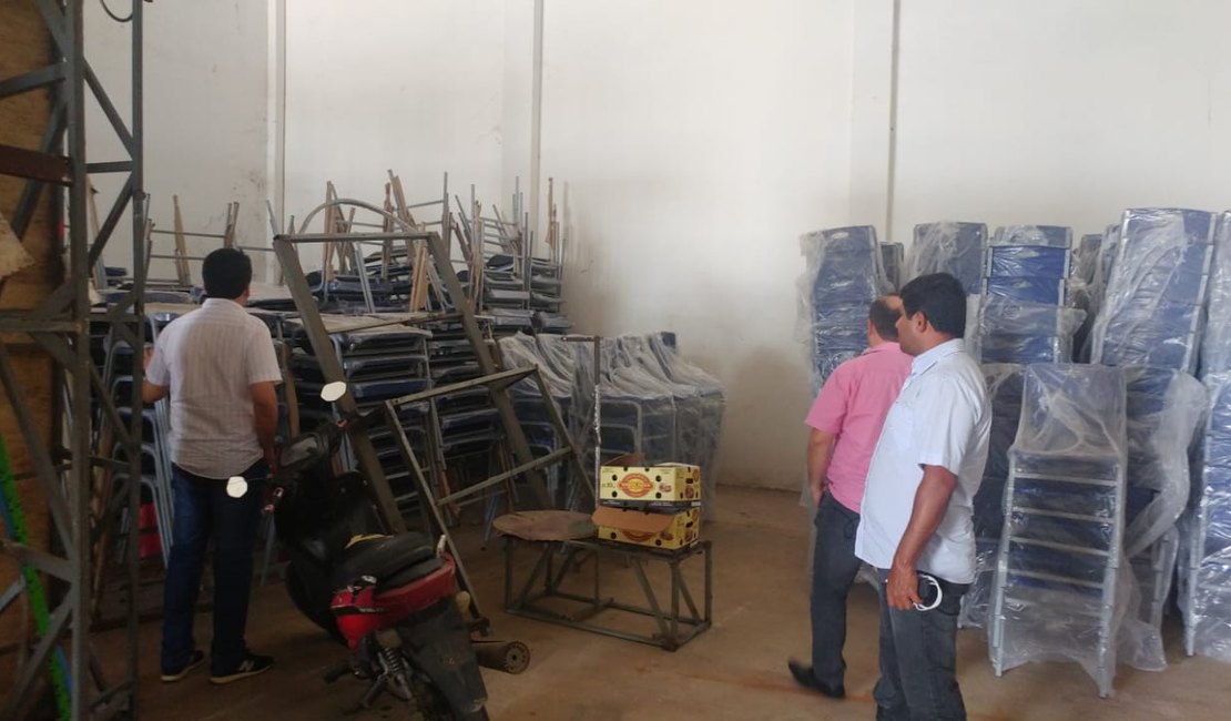 Após sumiço de carteiras, Prefeitura de Arapiraca pula licitação e faz novo pregão para compra de mobília escolar