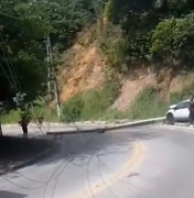 Carro derruba poste e interdita trecho da avenida Pierre Chalita, em Maceió