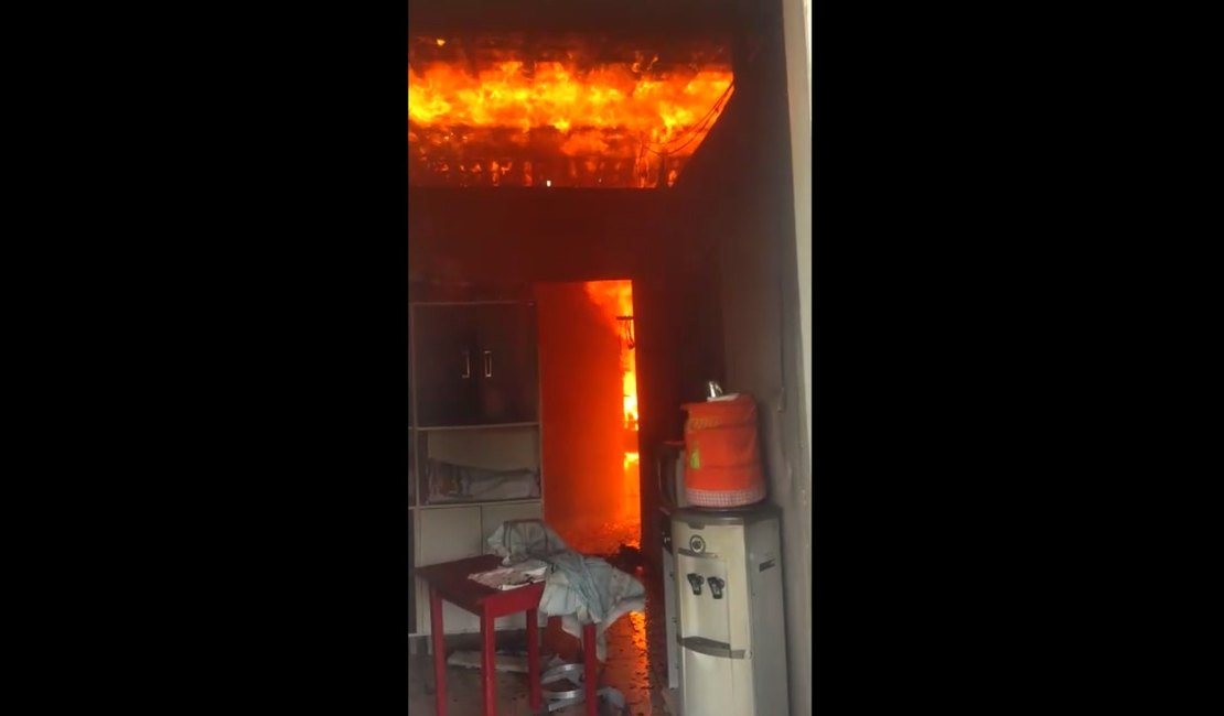 [Vídeo] Incêndio atinge residência no Povoado Bananeiras, em Arapiraca