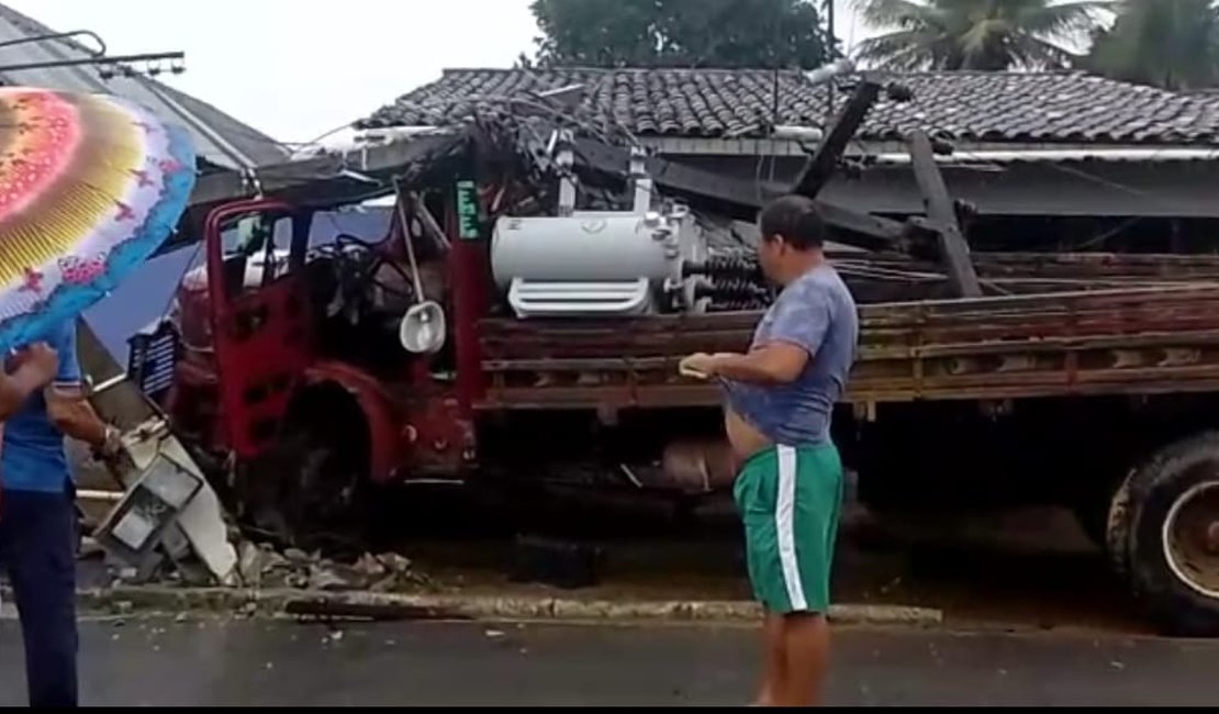 Caminhão colide em poste no bairro Mangazala Porto Calvo