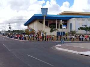 Candidatos ao PSS da Prefeitura de Arapiraca reclamam da falta de banheiros químicos