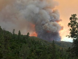 Incêndio arrasa 3.750 hectares perto de parque de Yosemite, na Califórnia