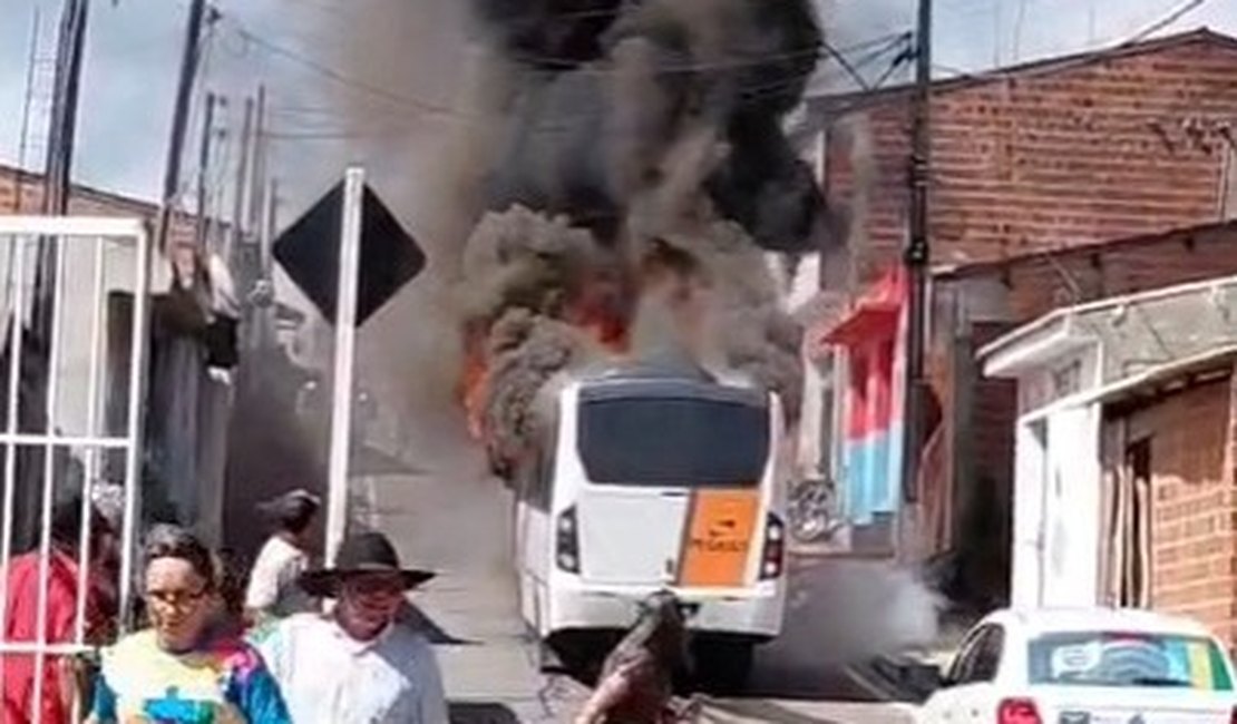 Ônibus é destruído por incêndio e assusta moradores em Santana do Mundaú