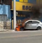 Veículo pega fogo após colidir contra poste no Centro de Delmiro Gouveia
