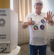 Renan Calheiros, candidato ao Senado, vota em escola de Maceió