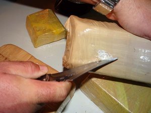 Casal é preso transportando uma barra de cocaína em carro 