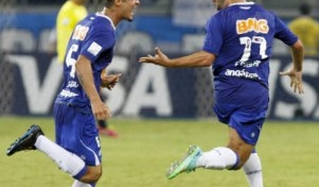 Cruzeiro joga com classe de campeão e lidera antes da Copa