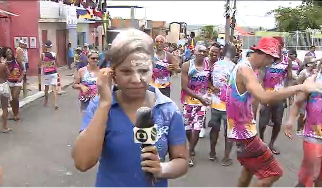 Repórter leva ‘banho de farinha’ durante cobertura do Carnaval