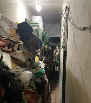 Mulher convivia com 25 anos de acúmulo de lixo em residência alvo de operação da Vigilância