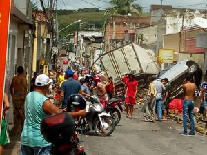 [Vídeo] Caminhão desgovernado invade residência, mata mãe e filho e fere mulher