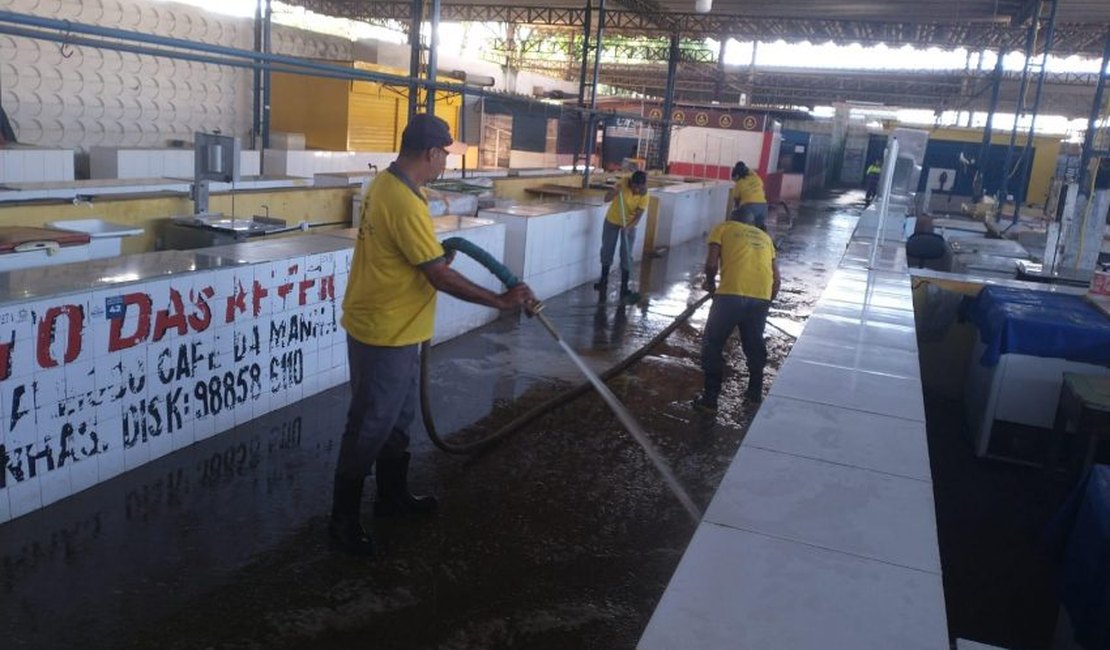 Mutirão leva serviços de limpeza para mercado e feira do Benedito Bentes