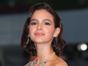 Bruna Marquezine é vista em set com americana Emma Roberts
