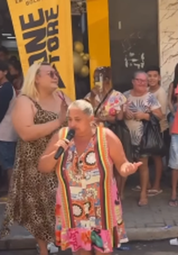 Vídeo de cantora viraliza após apresentação surpresa em Fortaleza