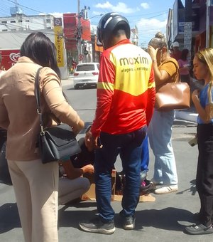 Colisão entre carro e motocicleta deixa mulher ferida no Centro de Arapiraca