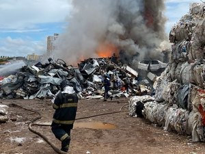 [Vídeo] Princípio de incêndio é registrado em ferro velho