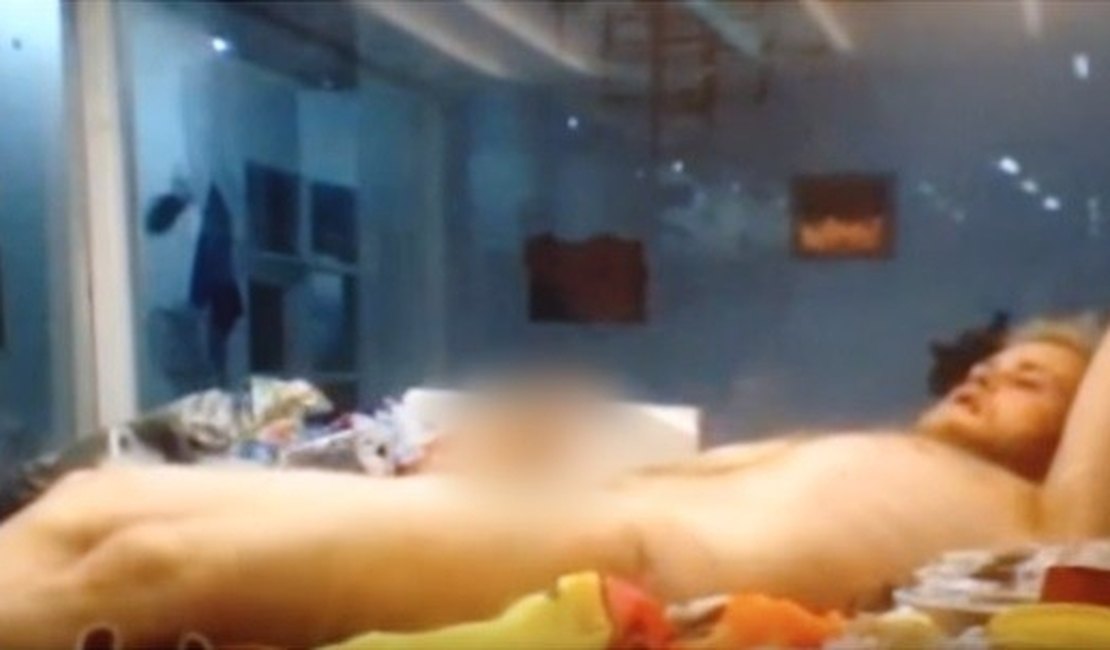 Estudante confinado nu em caixa de vidro se masturba e recebe ameaças de morte