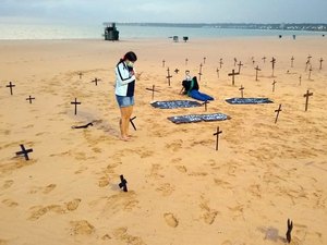Médicos de Alagoas vão 'enterrar' 50 cruzes em ato simbólico na praia da Avenida em Maceió