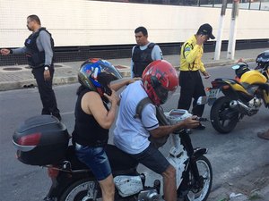 Ação resulta em autuações e apreensão de veículos em Maceió