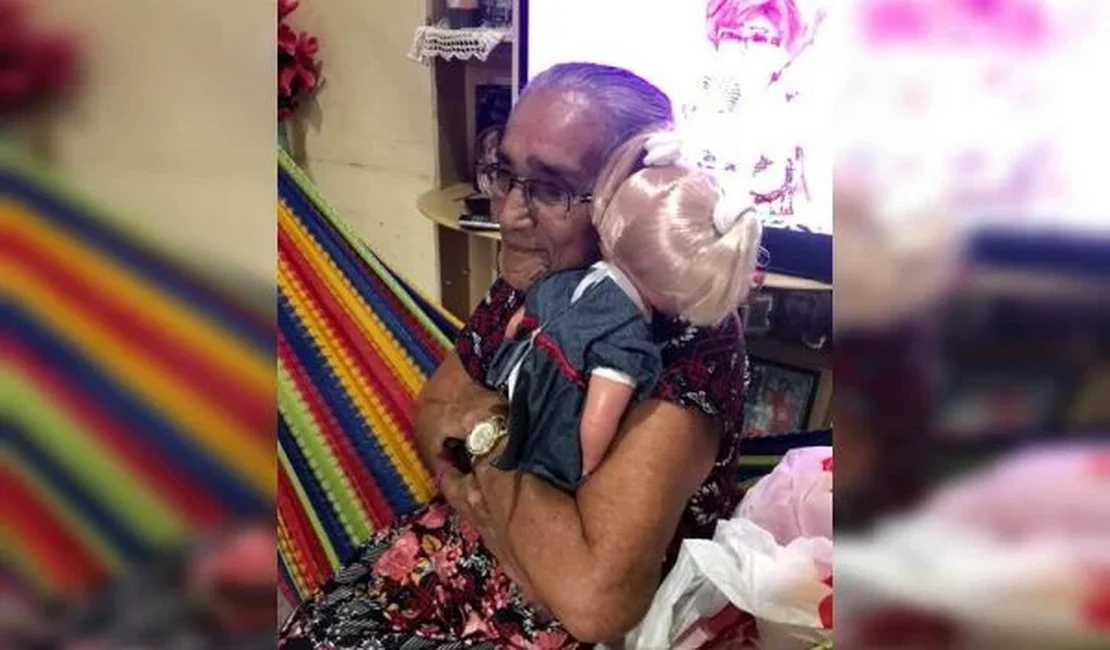 Aos 78 anos, avó realiza sonho ao ganhar de aniversário sua 1ª boneca