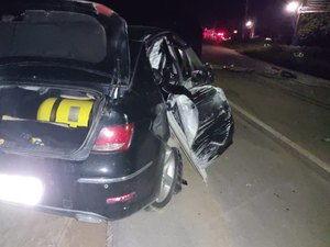 Homem perde controle de veículo e colide com poste de alta tensão na AL 101 Norte