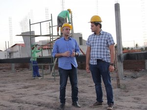 Yale vistoria obras de ginásios municipais