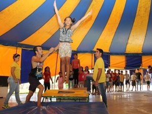 Campeão de Ginástica dá aula a crianças na Escola de Circo