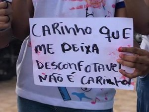 Alunas que denunciaram professor fazem protesto e uma delas recebe ameaça: 'Espero não encontrar você na rua'