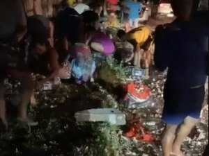 Caminhão com carregamento de alho tomba e população saqueia carga na AL-101 Sul