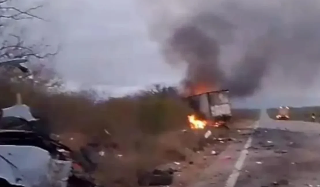 Acidente entre caminhão e van deixa sete mortos em Pernambuco