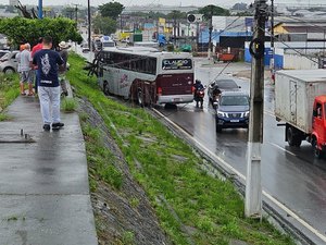 Ônibus colide com poste próximo à antiga rotatória da PRF