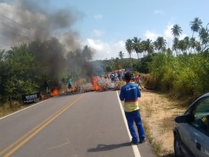 [Vídeo] Rodovia AL 101 Norte é bloqueada em São Miguel dos Milagres